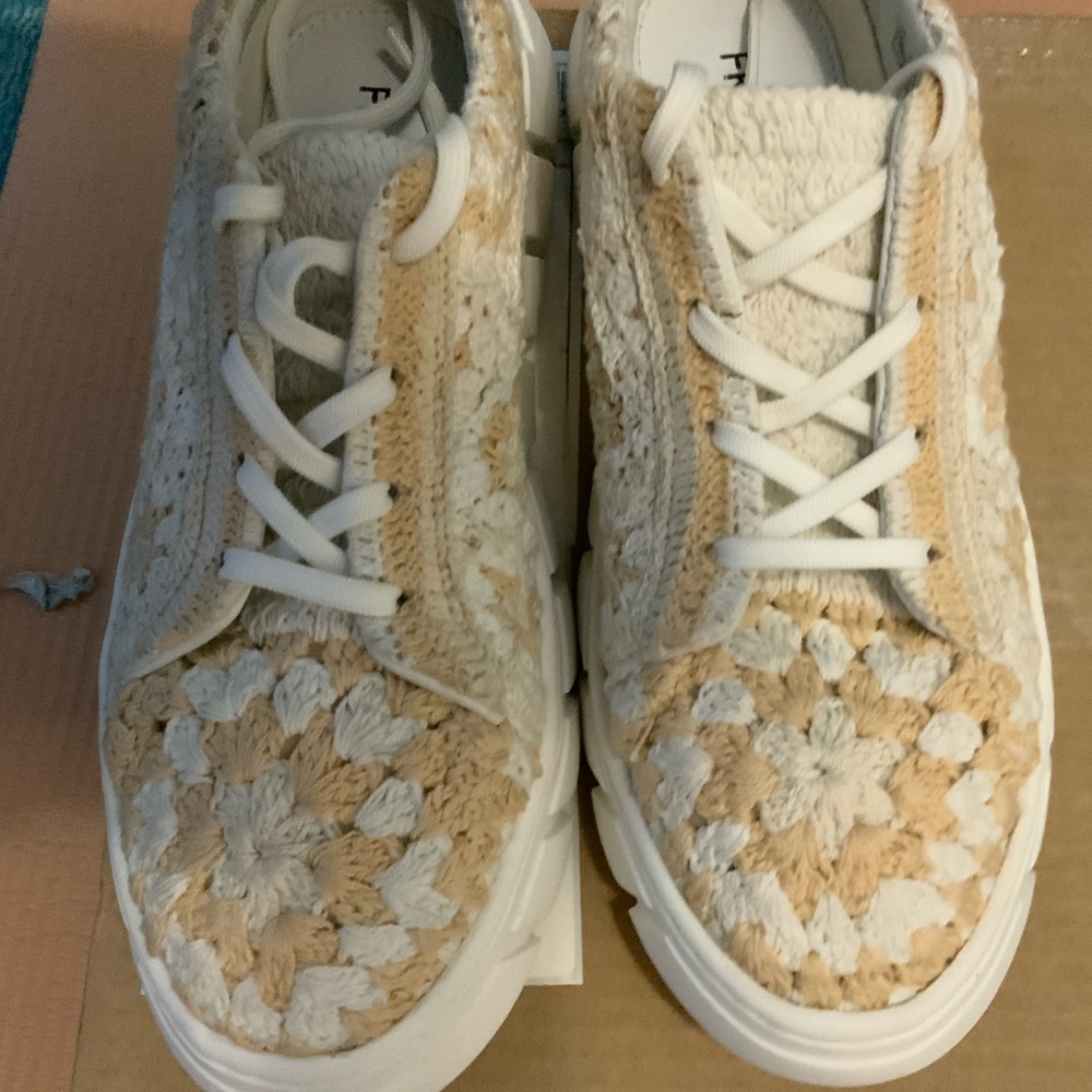 New unworn Free people crochet platform sneakers Size 41/11